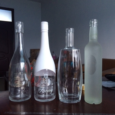 オーダーメイドラベル付き,マットブラック&amp;ホワイトの750mlスーパーフリントガラス飲料ボトル