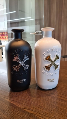 オーダーメイドラベル付き,マットブラック&amp;ホワイトの750mlスーパーフリントガラス飲料ボトル