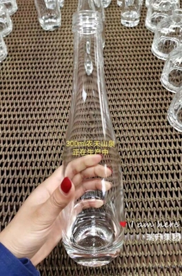 顧客ロゴ印刷 750ml 清潔な冷凍ガラスボトル 酒類 アルコール ウィスキー ジン ウォッカ